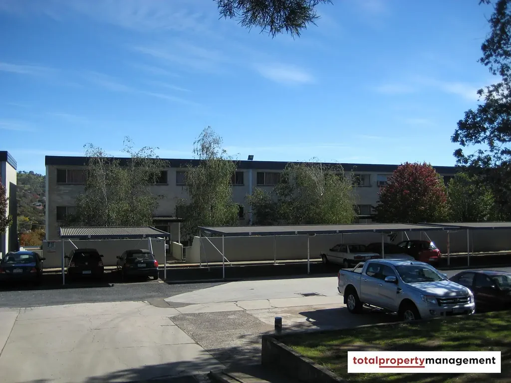 Cosy unit in the Heart of Woden Valley