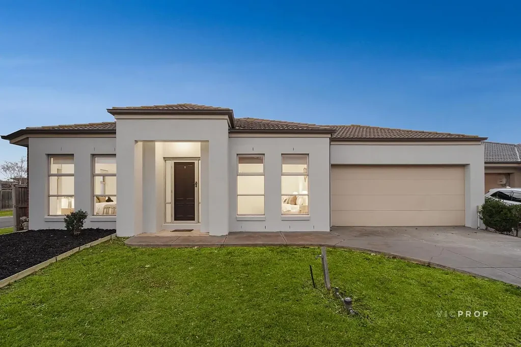 Point Cook 5Moenga Freshly Renovated 5-Bedroom Family Home on 608sqm in Alamanda