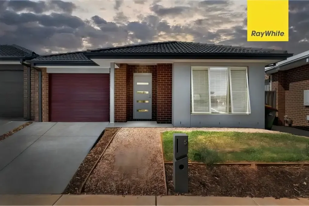 Melton South 4 Bedroom Spacious Family Living in a Prime Location  - On-Site Auction