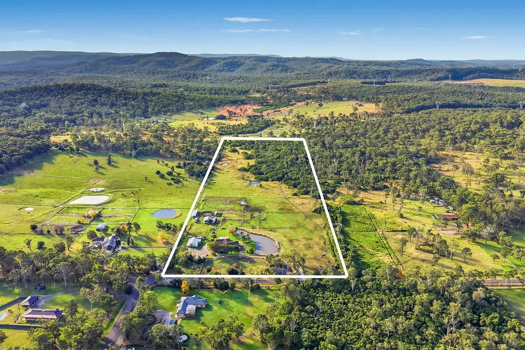 Jilliby 7Zimmer 26 acres | dual occupancy | $111,800pa income | equestrian facilities