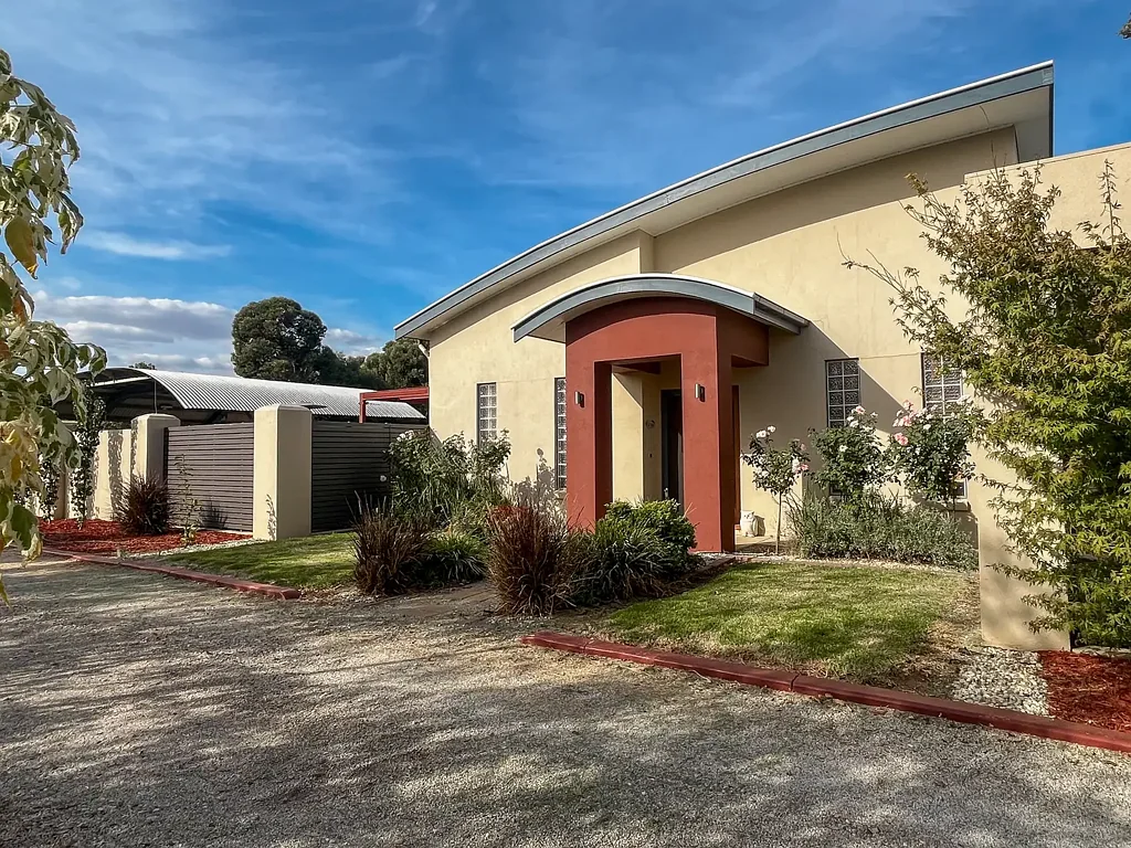 Swan Hill 4 Bedroom Spacious Family Living on Treed acre