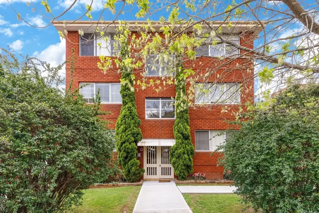 Minutes walk to Eastwood Station and Shops!