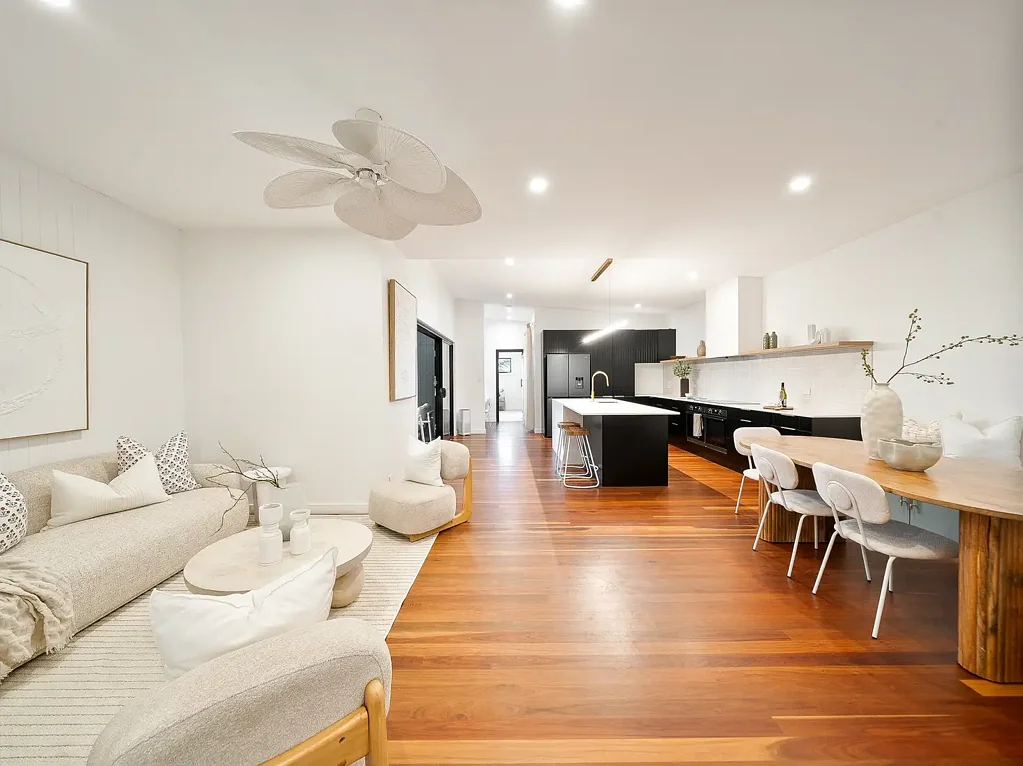 Brighton 4房 海滨瑰宝 595sqm宽地 侧边通道 多车位 精美翻新 四卧套房 石材岛台 室内外连通 私密后院 便捷生活 Elevated Family Living with Style, Space and Seamless Flow