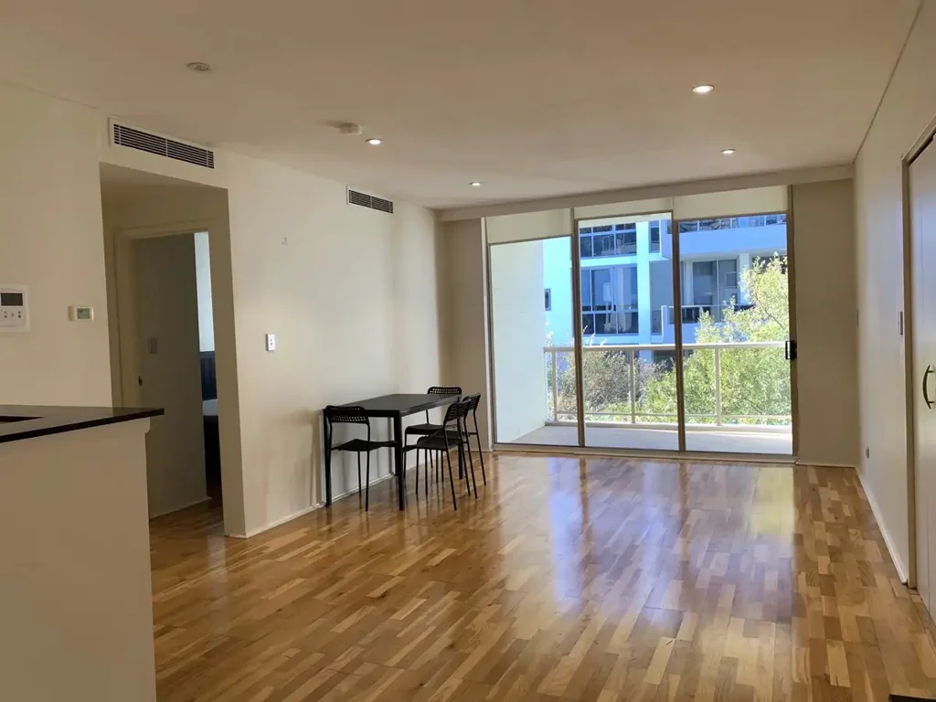 Spacious & Modern One bedroom Apartment with Floorboards in Waterloo For Lease