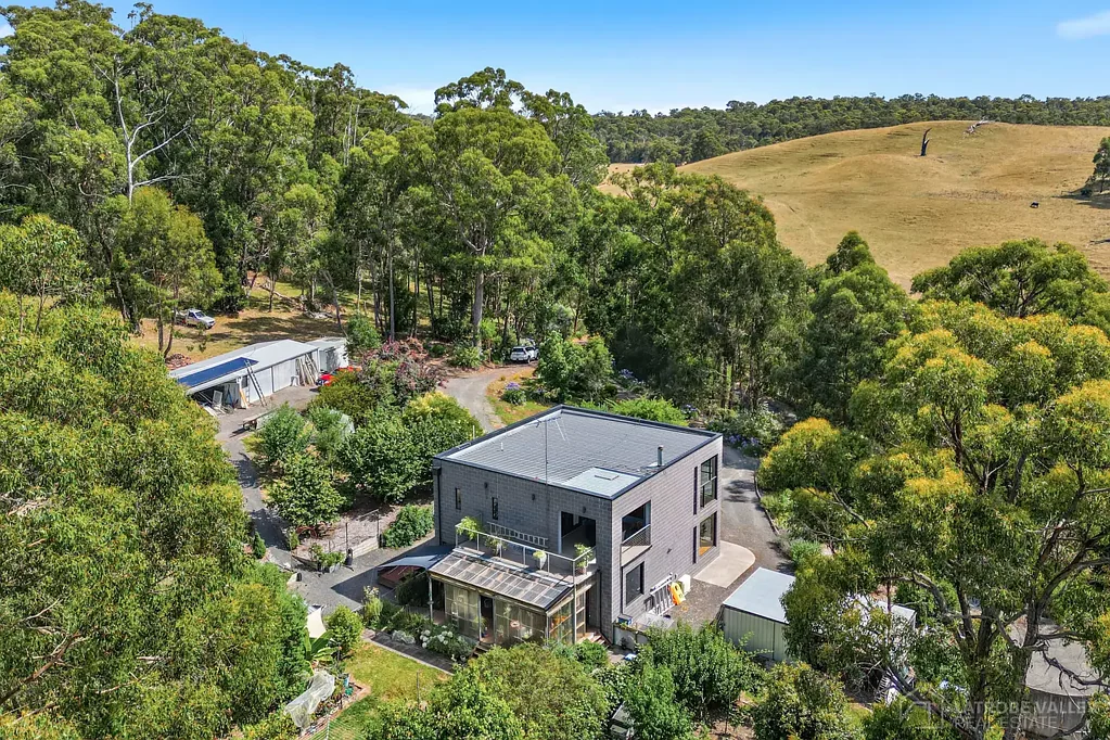Callignee South 3 Bedroom Architecturally Designed Sanctuary on 5.5 Acres of Pure Peace