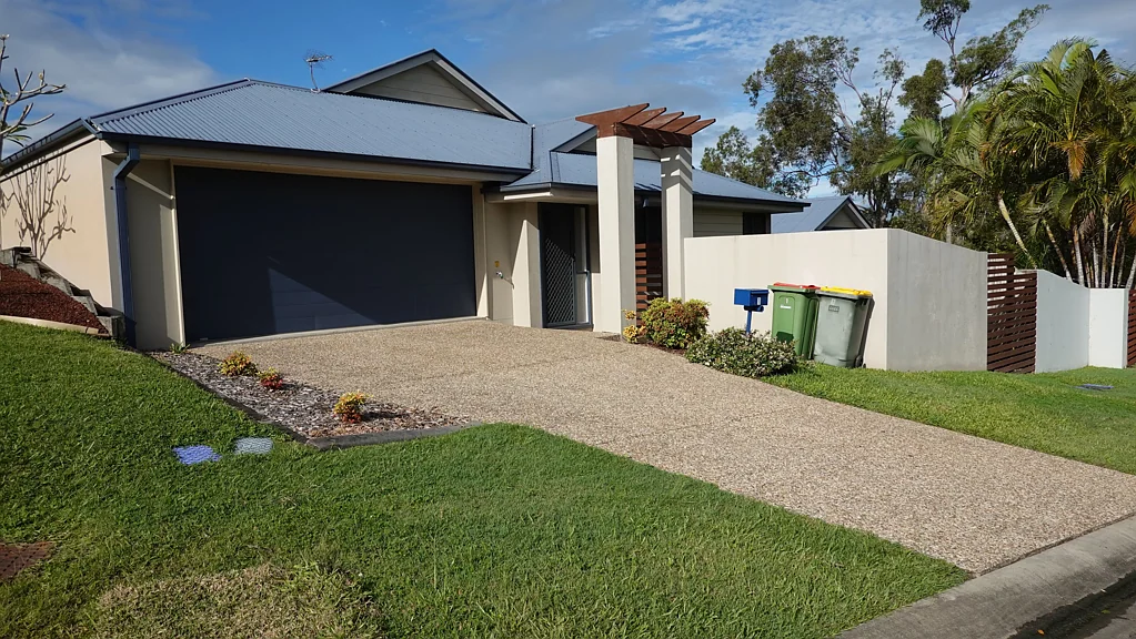Upper Coomera 3房  Three (3) bedroom duplex semi-detached. No Body Corperate.