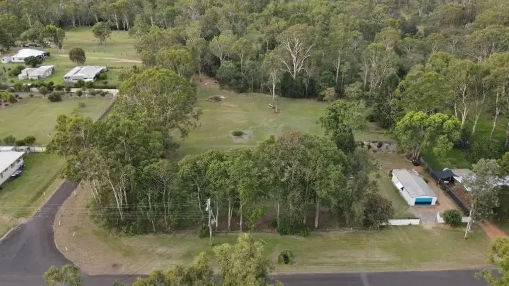 Nanango 2.10英亩全围栏土地 Sandy Creek边界 带电源棚屋 木柴壁炉 自来水已通 果树 优越位置近CBD 2-Acre Creekside Block in Nanango Centre