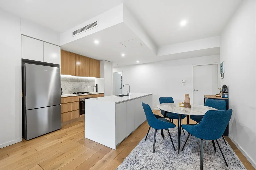 Gladesville 3房 三卧宽敞主套 双阳台观景 现代厨卫便利 交通购物近享 Oversized three-bedroom apartment with dual balconies