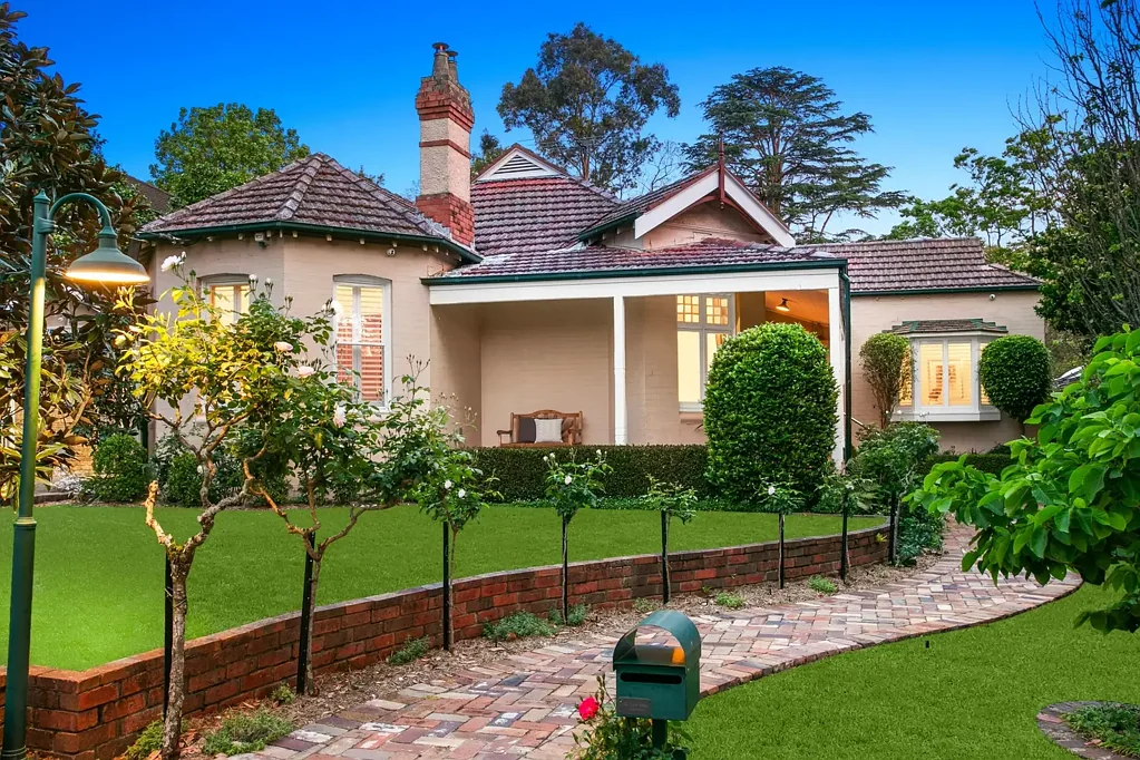 Beecroft 5房 优雅世纪初宅邸 硬木地板高天花 成熟花园泳池 工作室 美食厨房 学区优越 Federation grace with modern entertaining appeal on 916.9sqm