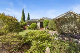 8 Manor Drive, Frankston South