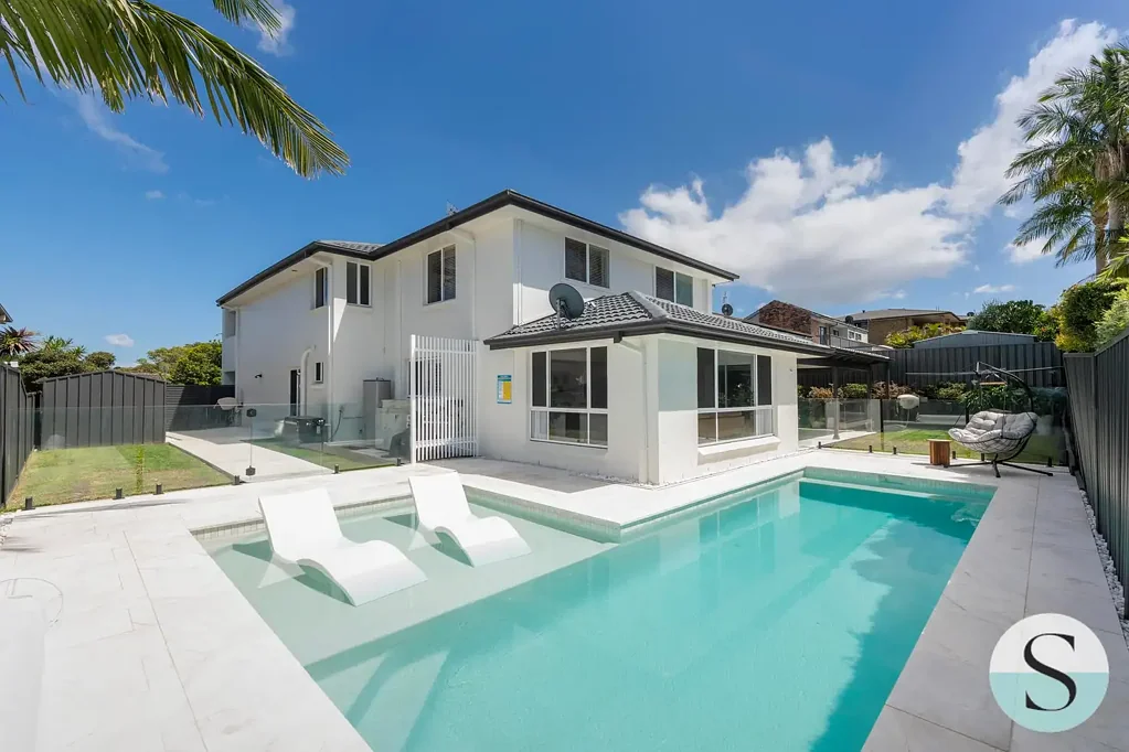 Belmont North 5房  High End Quality Living, Custom Pool, Entertain The Masses, East Facing Yard Aspect, Side Access For Boat/Vans, Lifestyle Living To The Max