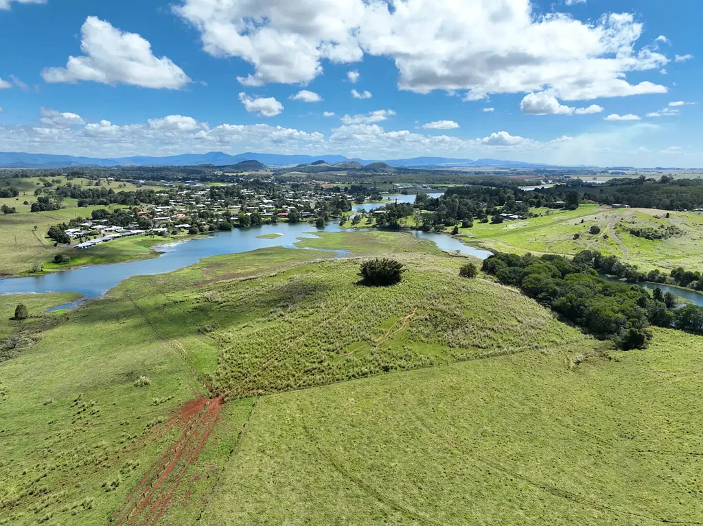 Yungaburra PREMIUM LOCATION on the water's edge