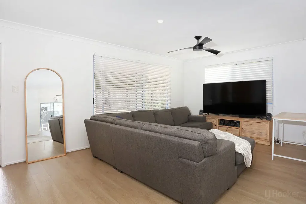 Labrador 3ਬੈੱਡਰੂਮ Unique Free‑Standing Duplex, Priced for an Immediate Sale
