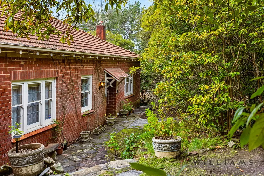 Stirling 4房  A RARE STIRLING OPPORTUNITY – RESTORE, RENOVATE OR REIMAGINE
