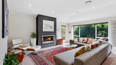 Spacious 5 bedroom family home - walk to the water!