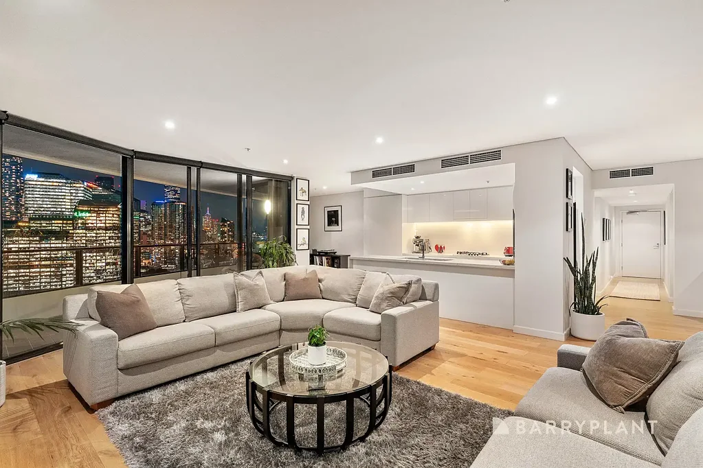 Docklands 4房 Yarra's Edge塔楼3 26层 四卧两半卫 壮丽城市全景 开放式起居区 美食厨房 主套房带双洗手台 私人阳台 两个车位 RekDek健康中心特权 活力South Wharf precinct * Sale By Set Date 28th May @ 5.30pm (if not sold prior) *

Luxury Above the Waterline – Designer Living with Panoramic Docklands Views