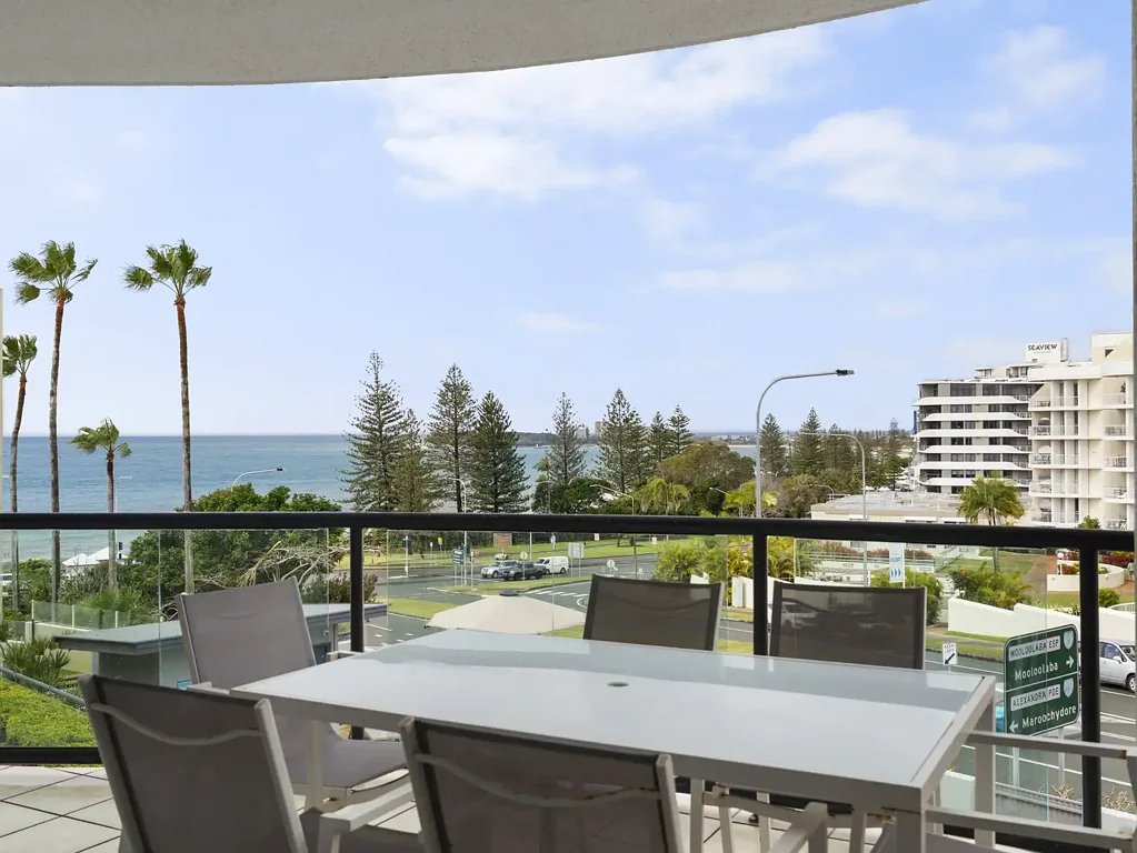 Alexandra Headland 2房  Renovated Coastal Living with Some of Alex's Best Views