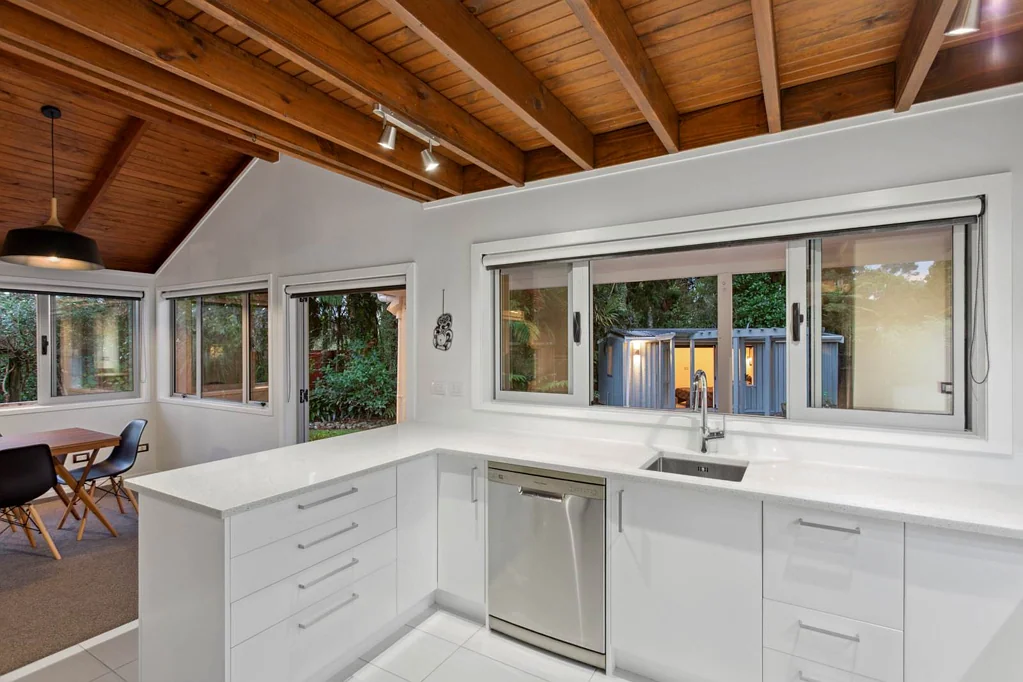 Henderson Valley 3房 拥抱自然，享受便捷——Waitakere Ranges梦想生活触手可及 Spacious Home, Lush Grounds, Plus Sleepout