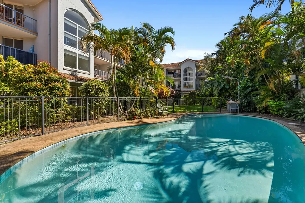 Surfers Paradise 2房  ENTRY-LEVEL NEAR BEACHSIDE LIVING WITH VIEWS AND LOW BC