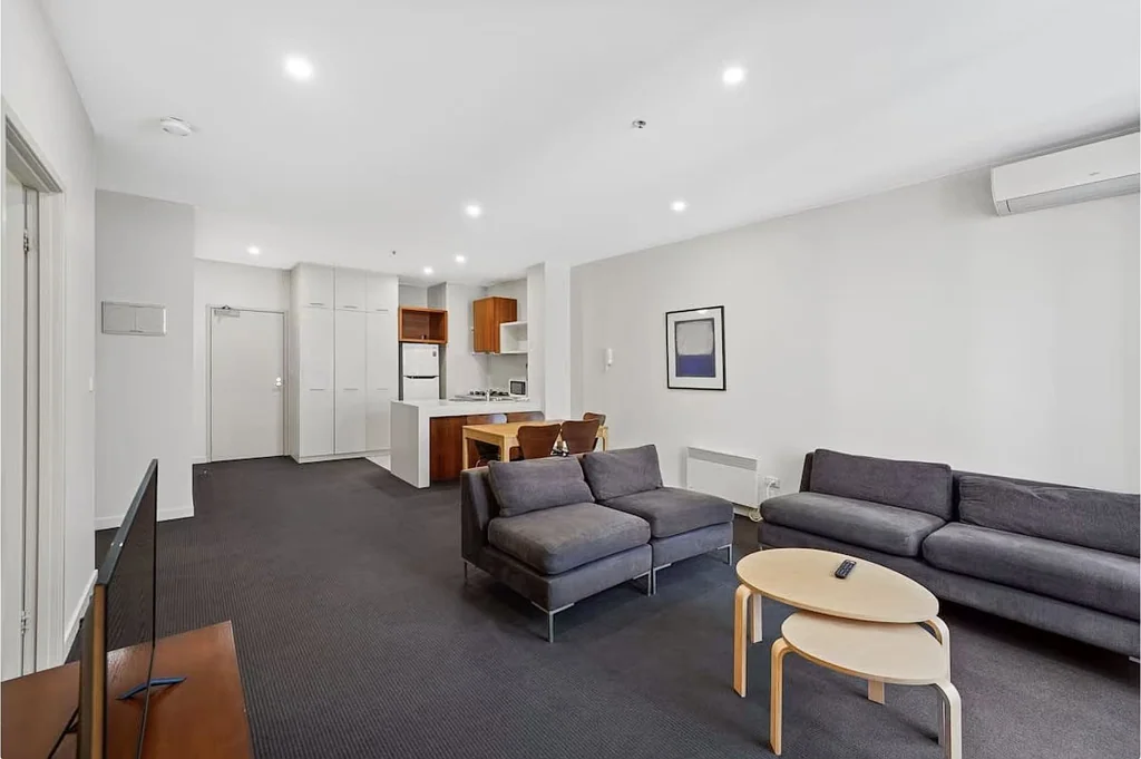 Stylish & fully furnished 2-Bedroom Apartment in Prime CBD Location