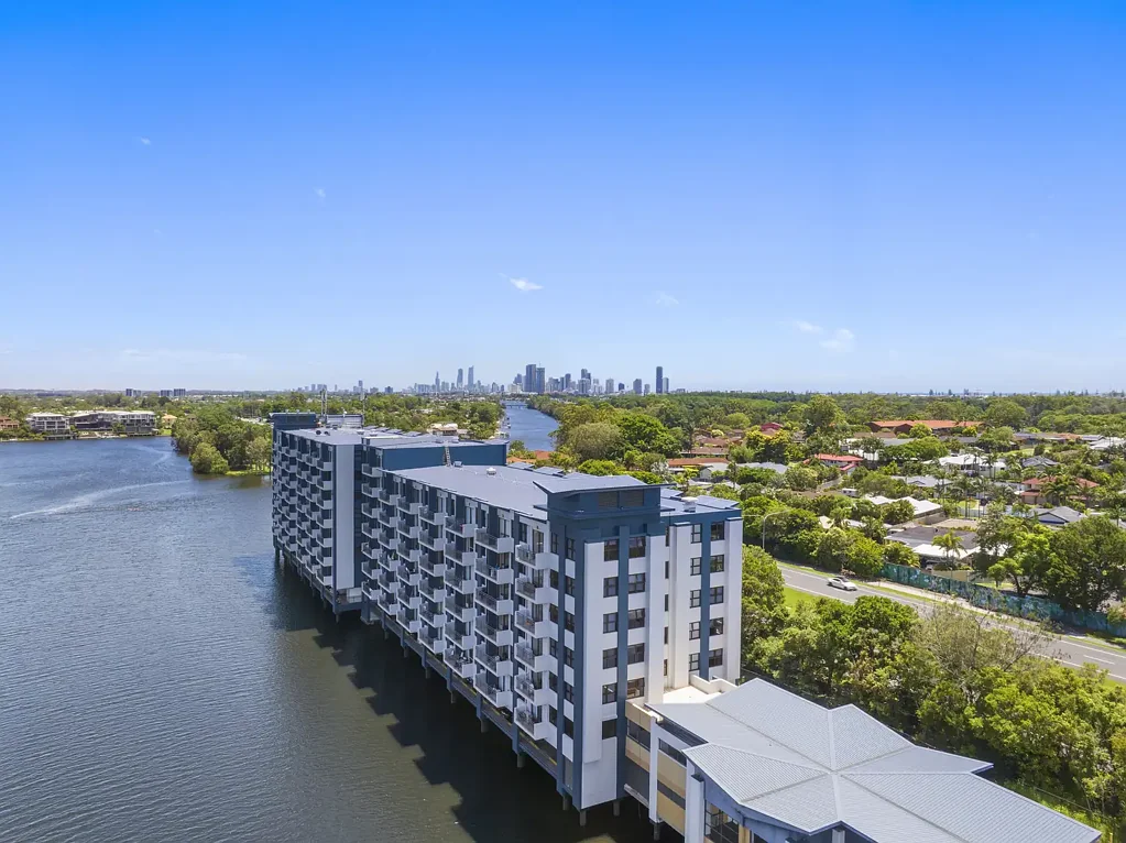 Robina 2Moenga Lake Front Dual Key Studio
