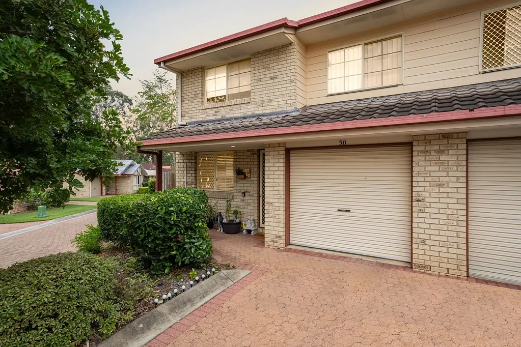 Boronia Heights 3房 宽敞三卧联排 末端位置私密 宽敞庭院娱乐 全新升级地板 功能齐全厨房 开放式起居空间 低维护社区生活 **AVAILABLE** 3 Bed, 2 Bath Beauty Ready Now! Be QUICK!!!