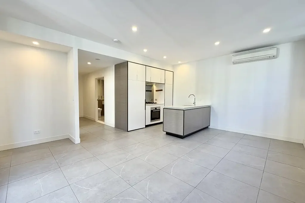 Sunlit & Spacious One-Bedroom Apartment with Study