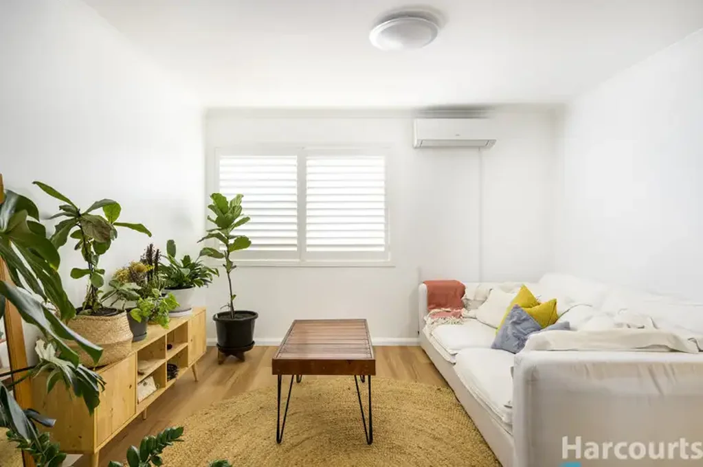 The Hill 2 Bedroom Fresh, light-filled two-bedder, walk to Darby Street and beaches