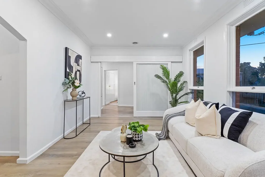 Mulgrave 3房 宽敞地块超18米  三卧带步入式衣帽间  灵活两厅  明亮厨房待焕新  私密后院娱乐空间  学区房近购物中心  高速便捷通道 The Brief: Charming Red Brick Home with Exceptional Potential in Prime Mulgrave Court Location