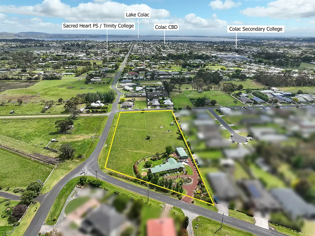 Elliminyt 3ਬੈੱਡਰੂਮ Rare in-town land holding with fantastic family home