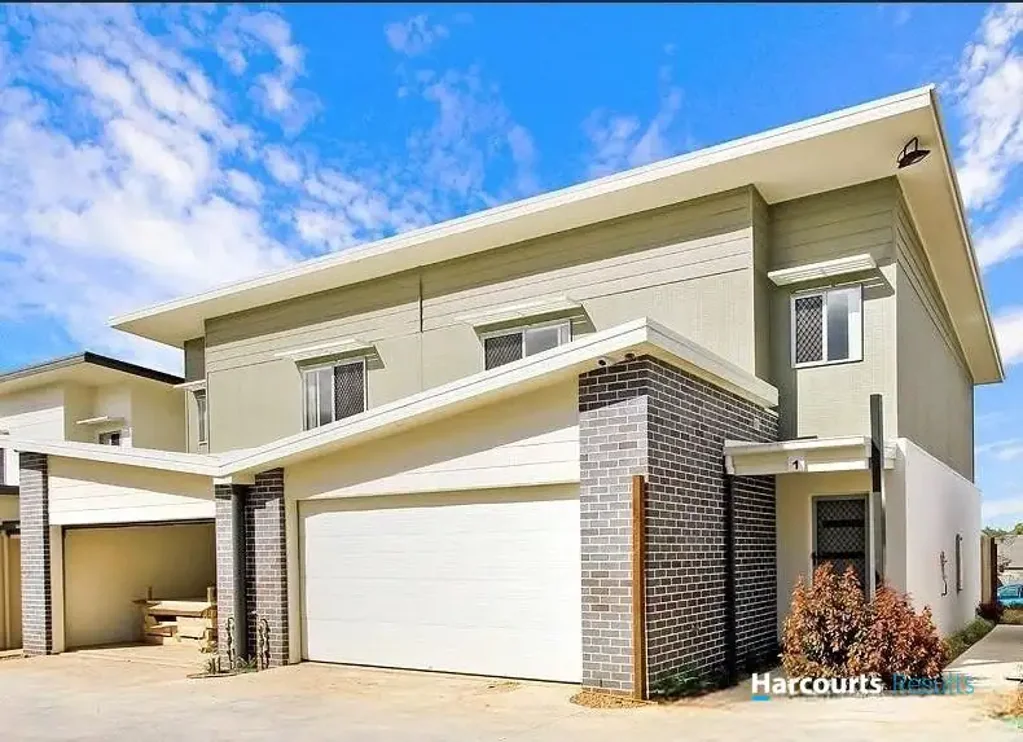 Beautiful 3 bedrooms, 2 baths, 2 garage space in Stretton State College school catchment