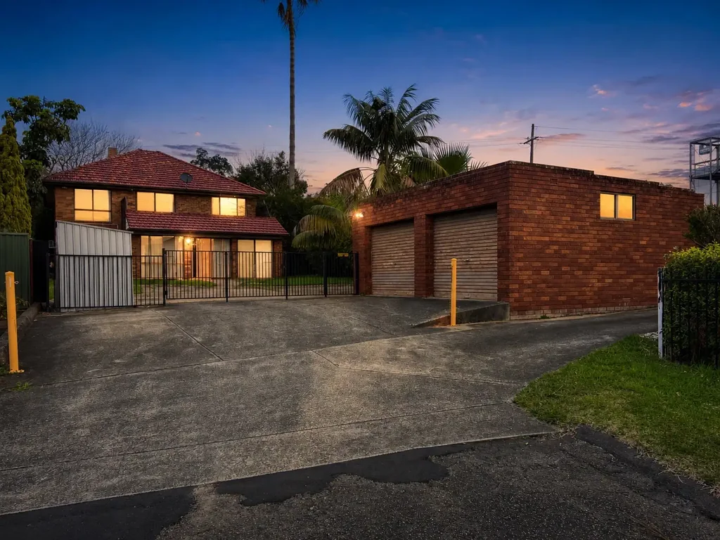Caringbah 4બેડરૂમ Dual Frontage With A Unique Offering