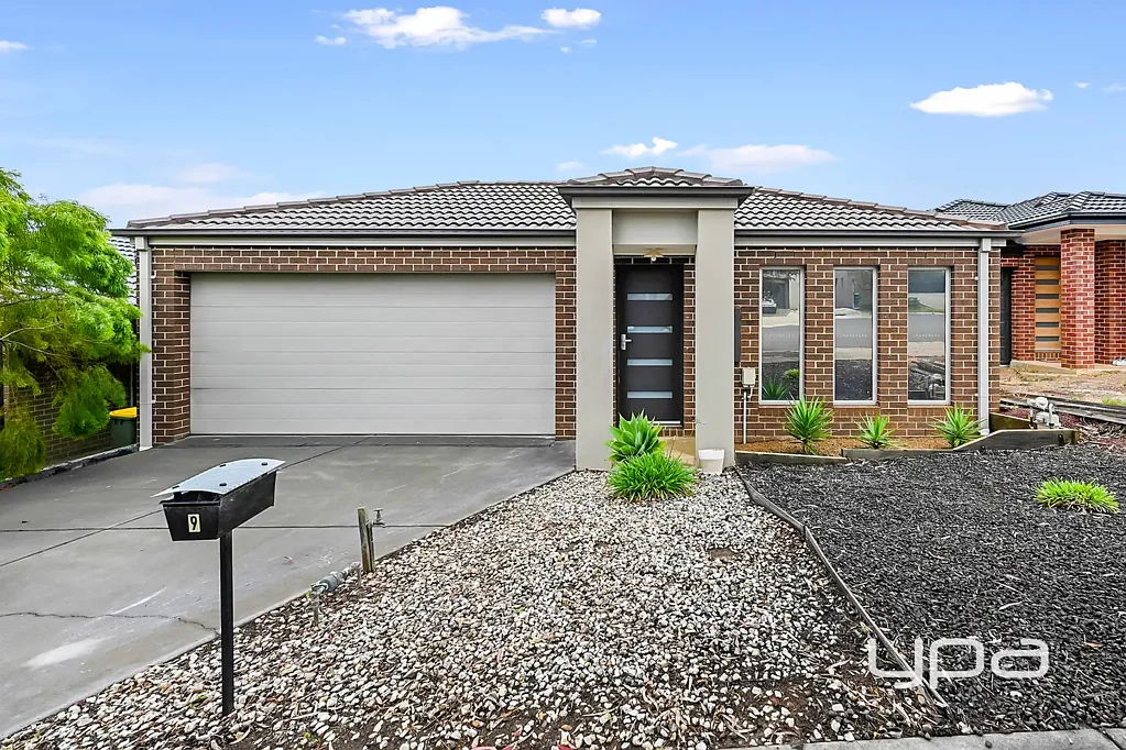 SPACIOUS FAMILY LIVING AWAITS!