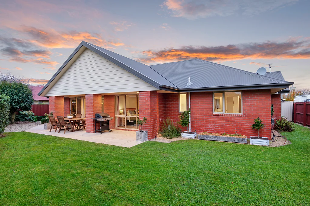 Halswell 4Kwarto Extra Parking, Solar Savings & Park Position!