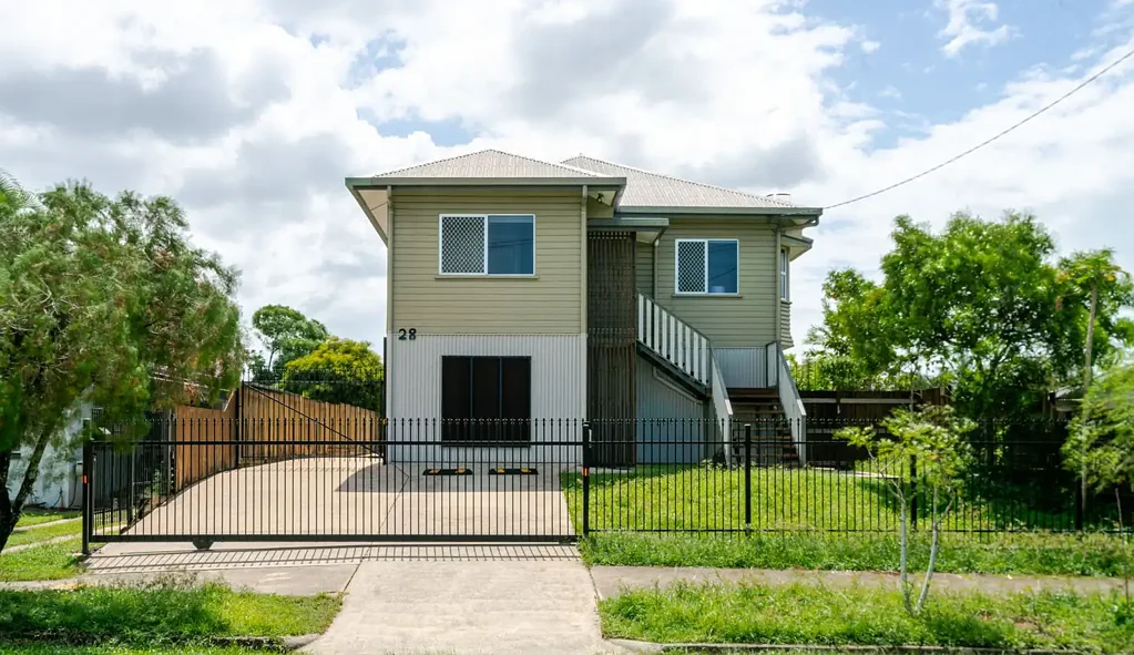 Westcourt 5房  Spacious 5-Bedroom Queenslander with Dual Living in Convenient Location