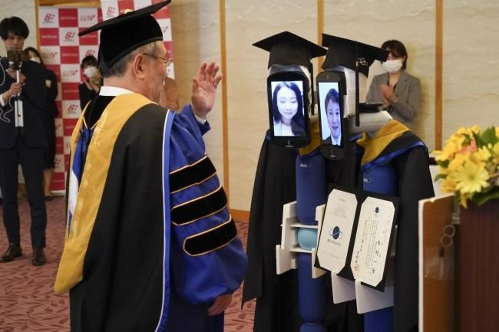 画风清奇!日本大学办云毕业典礼:机器人代领毕业证