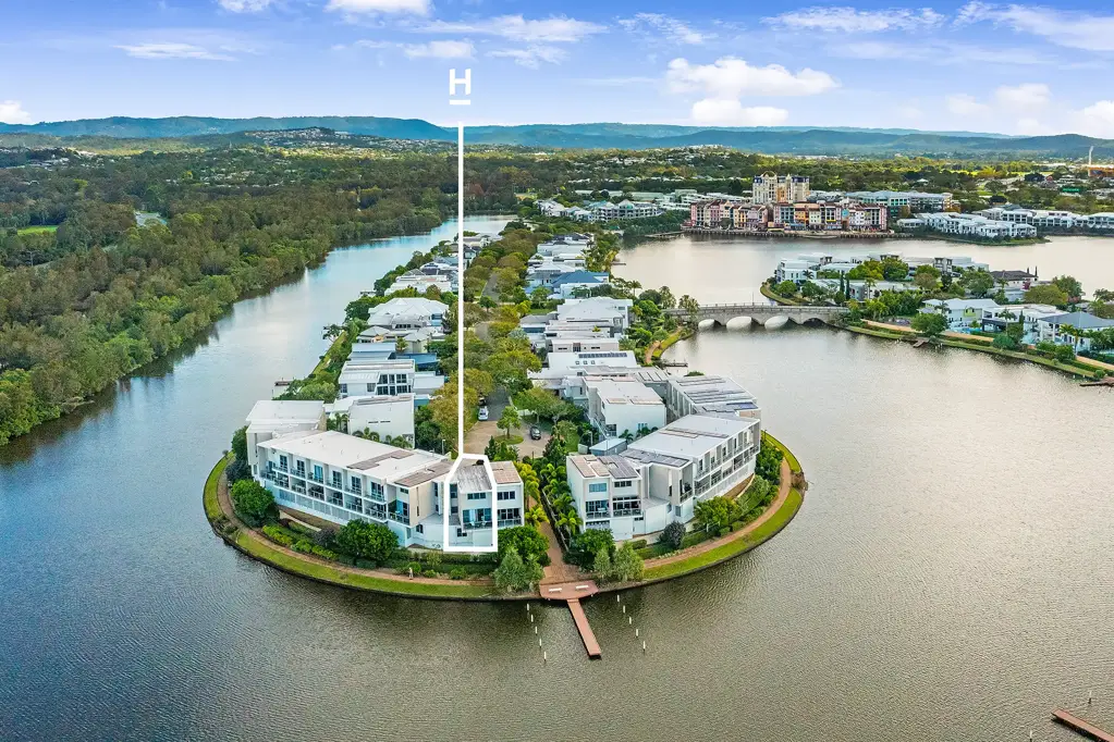 Carrara 3部屋 Waterfront Elegance in the Heart of Emerald Lakes Estate