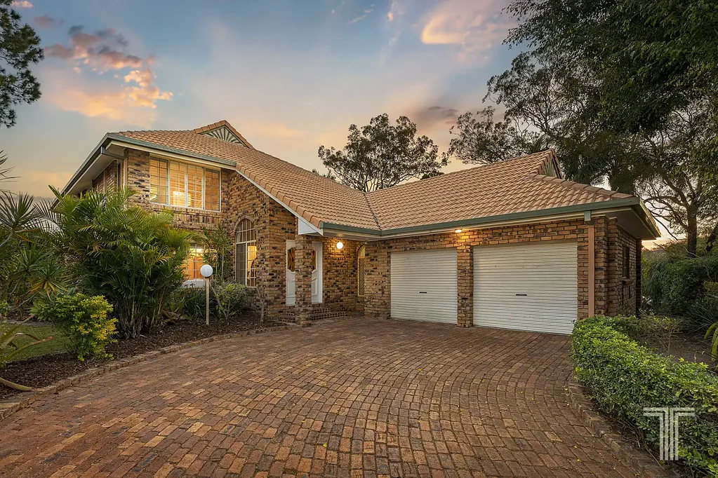 Carindale 5Kwarto Grand Family Living on a Rare Golf Course Estate