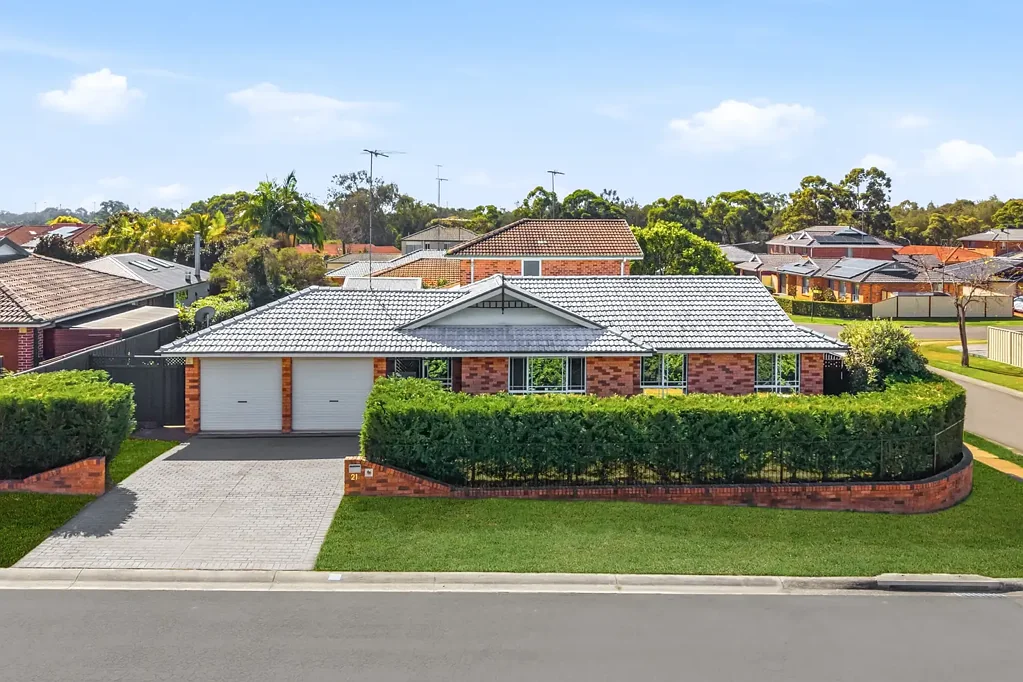 Glenmore Park 3房 全新装修的家庭住宅，位于私密街角位置！ Freshly Updated Family Home in a Private Corner Position!