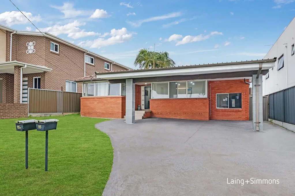South Wentworthville 5房 多功能朝北物业 695.6sqm宽敞土地 三卧主屋 现代两卧granny flat 独立配置 高收益潜力 联排机会 便利生活配套 Dual Income Investment with Brick House & Brick Granny Flat