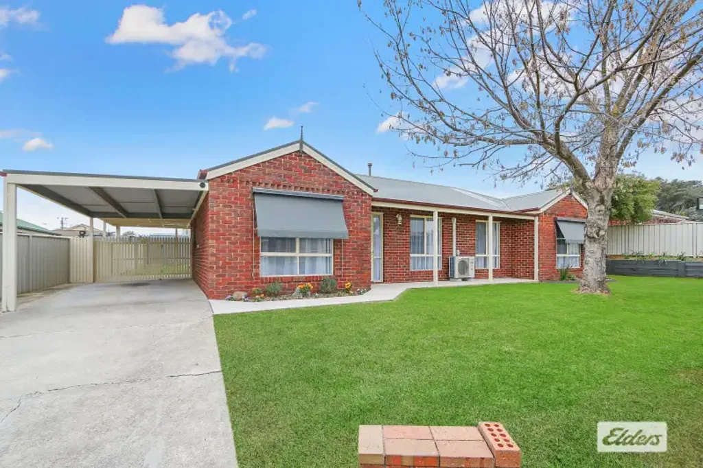 Comfort & Convenience in a Peaceful Court Location!