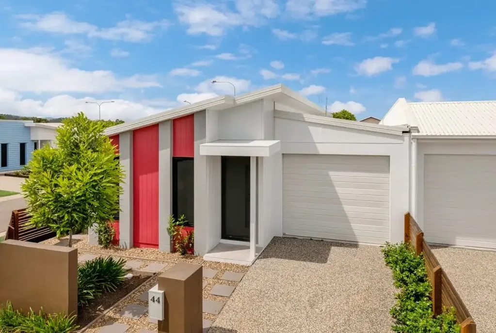STUNNING MODERN 3-BEDROOM HOME IN A PRIME LOCATION + 13.5KW SOLAR SYSTEM!