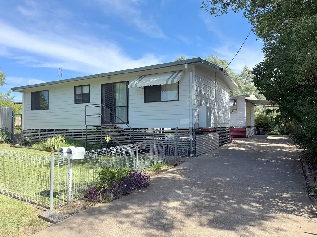 Moree 6 Bedroom ATTENTION INVESTORS - DUAL INCOME IN NORTH MOREE