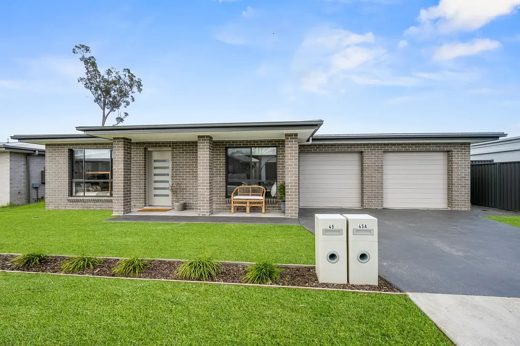 Tahmoor 6房 双屋出租稳收租 2540mm高顶 900mm厨电 低维护近站近校 House & Granny Flat | Currently Leased for $4440/month | Income from first day of settlement!