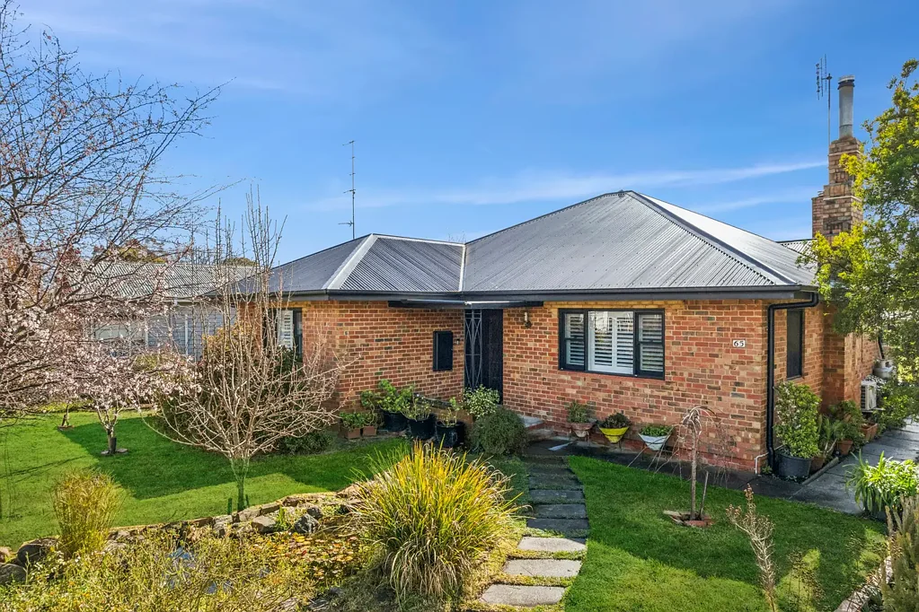Clunes 3ਬੈੱਡਰੂਮ Where Character Meets Comfort: Thoughtfully Recrafted for Modern Living