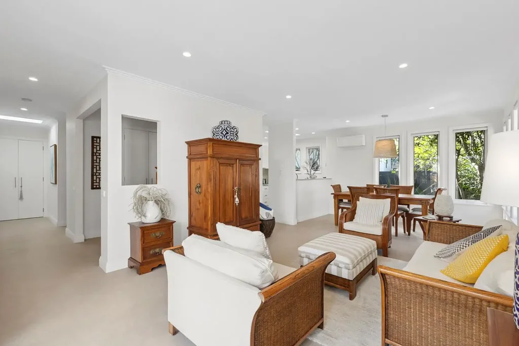 Mona Vale 2침실 Top Floor Apartment - Bright, Private & Moments to the Beach