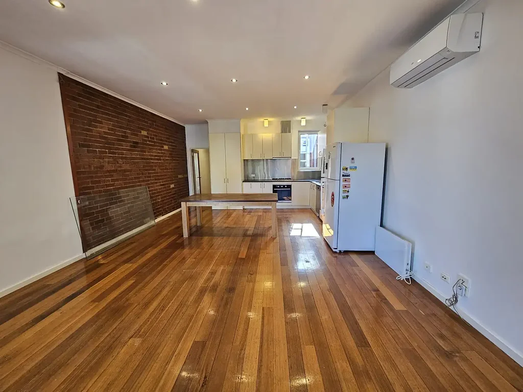 PRIVATE &  SUPER SIZED UPDATED APARTMENT WITH A LARGE OUTDOOR DECKING AREA