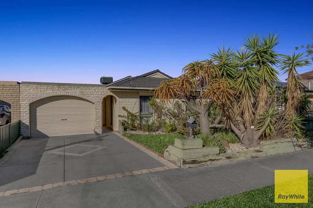 Your Dream Home Awaits in ALTONA MEADOWS!
