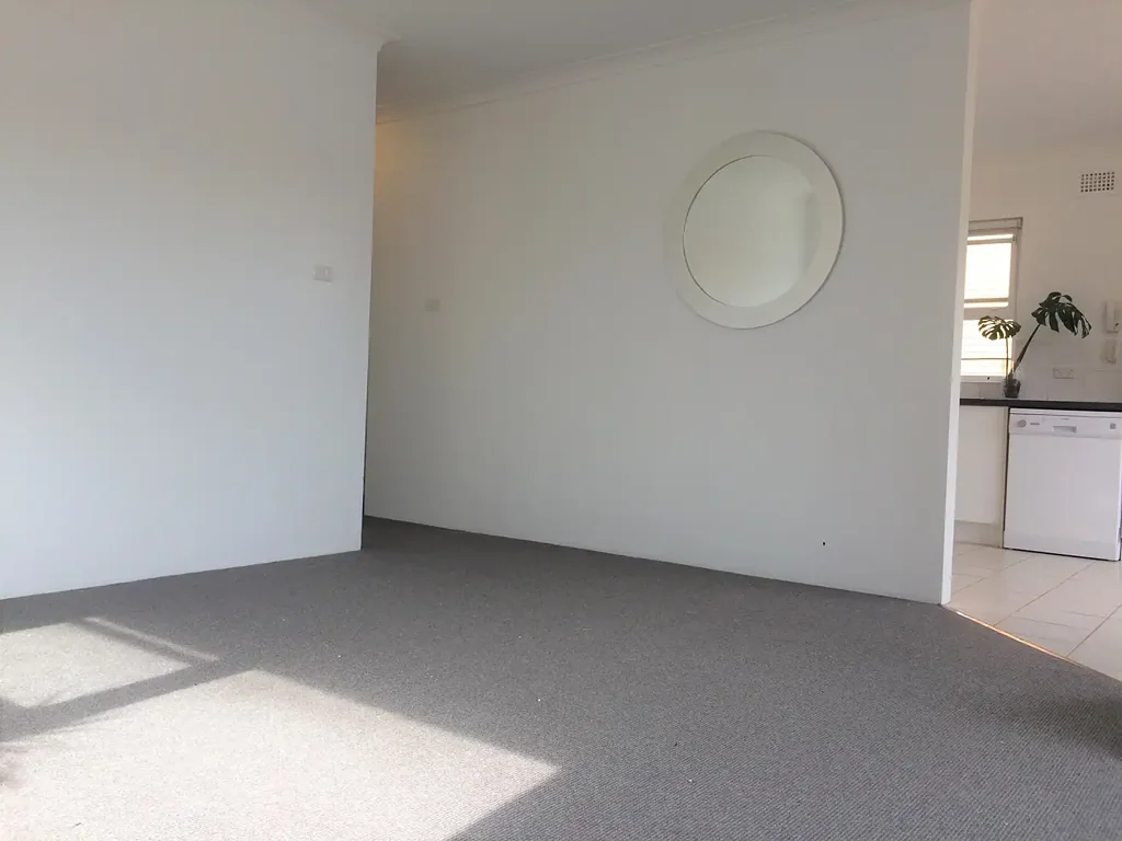 Bright 3 bedroom apartment near beach and shops