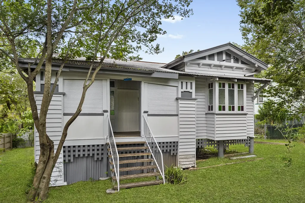 North Ipswich 2房 特色住宅潜力无限 587㎡围栏地块 高耸天花板 VJ墙 木地板 公交站旁 步行至小学 Your Next Project Awaits!